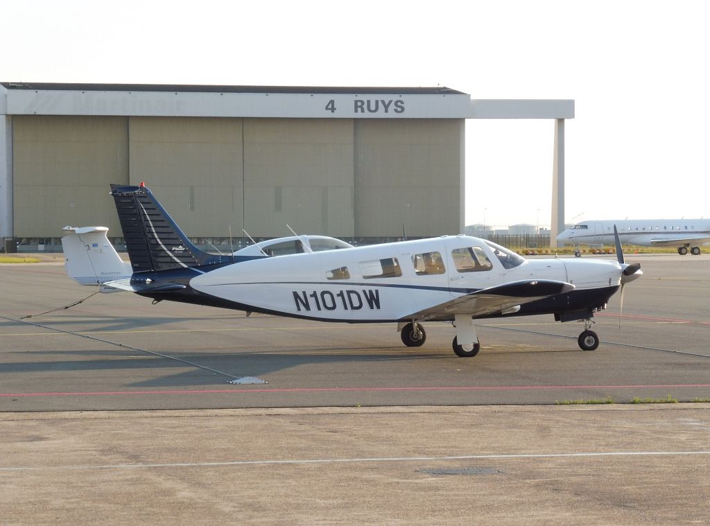 Platform Oost - N101DW Piper PA-32R-300 Cherokee Lance en Hangar 4 Ruys - Amsterdam