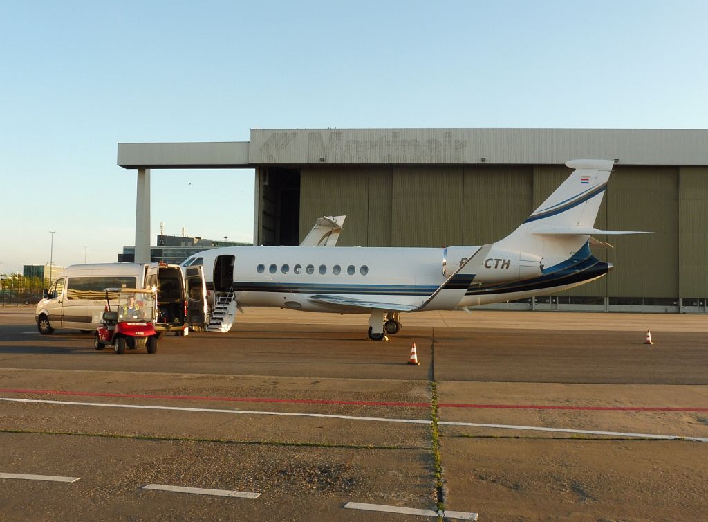 Platform Oost - PH-CTH Dassault Falcon 2000LX - Amsterdam