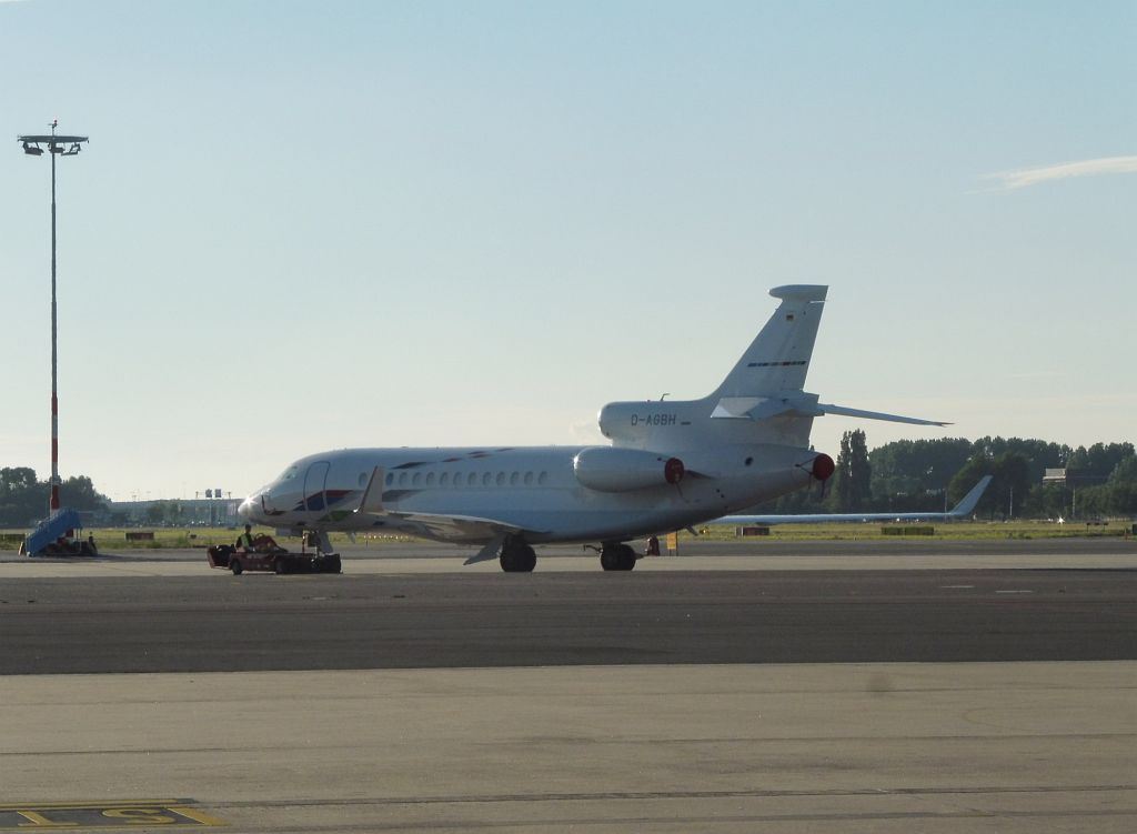 Platform Oost - D-AGBH Dassault Falcon 7X - Amsterdam