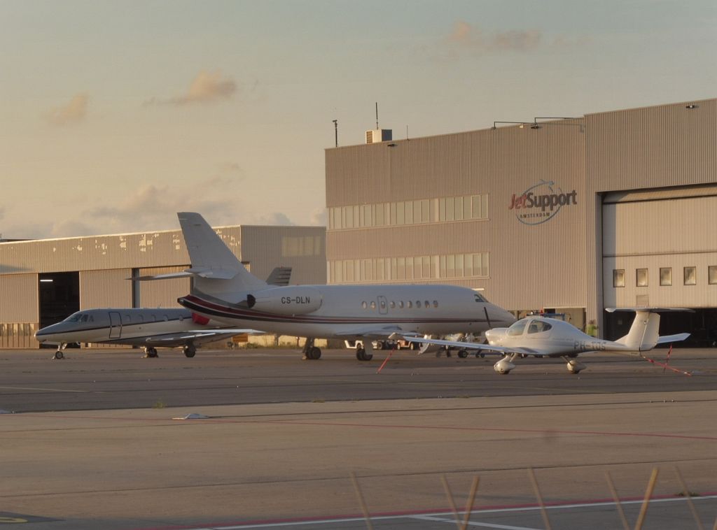 Platform Oost - CS-DLN Dassault Falcon 2000EX en PH-TDS Diamond DA-40D Diamond Star TDI - Amsterdam