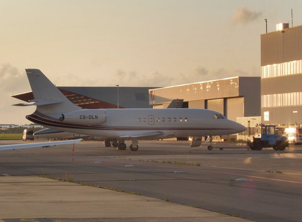 Platform Oost - CS-DLN Dassault Falcon 2000EX - Amsterdam