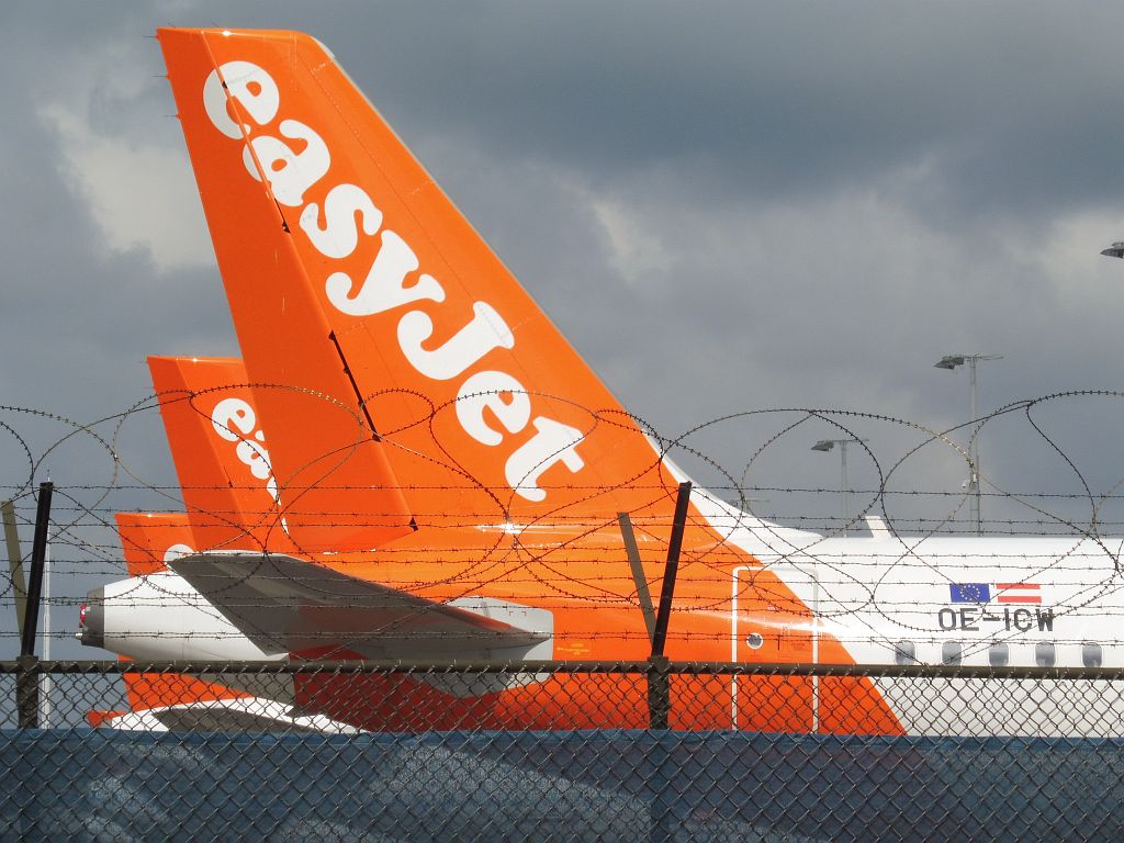 G-H Platform - OE-ICW Airbus A320-214 - Amsterdam