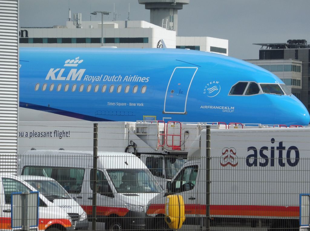 G-H Platform - PH-AKA Airbus A330-300 - Amsterdam