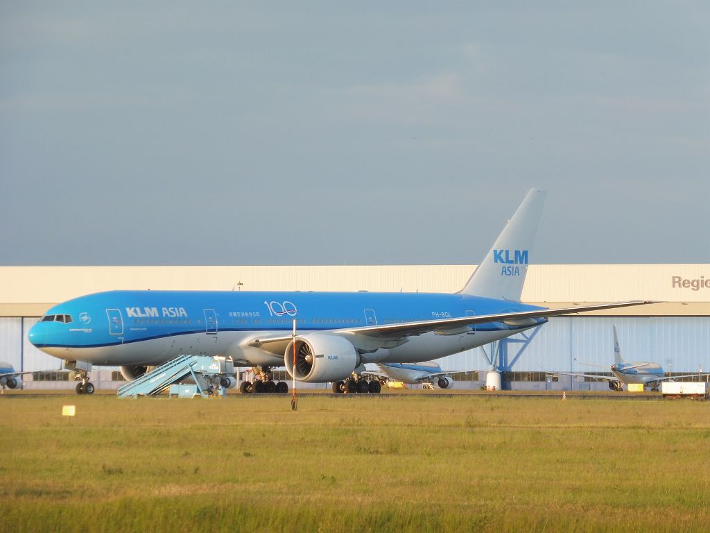 Aalsmeerbaan - PH-BQL Boeing 777-206/ER Litomysl Castle - Amsterdam