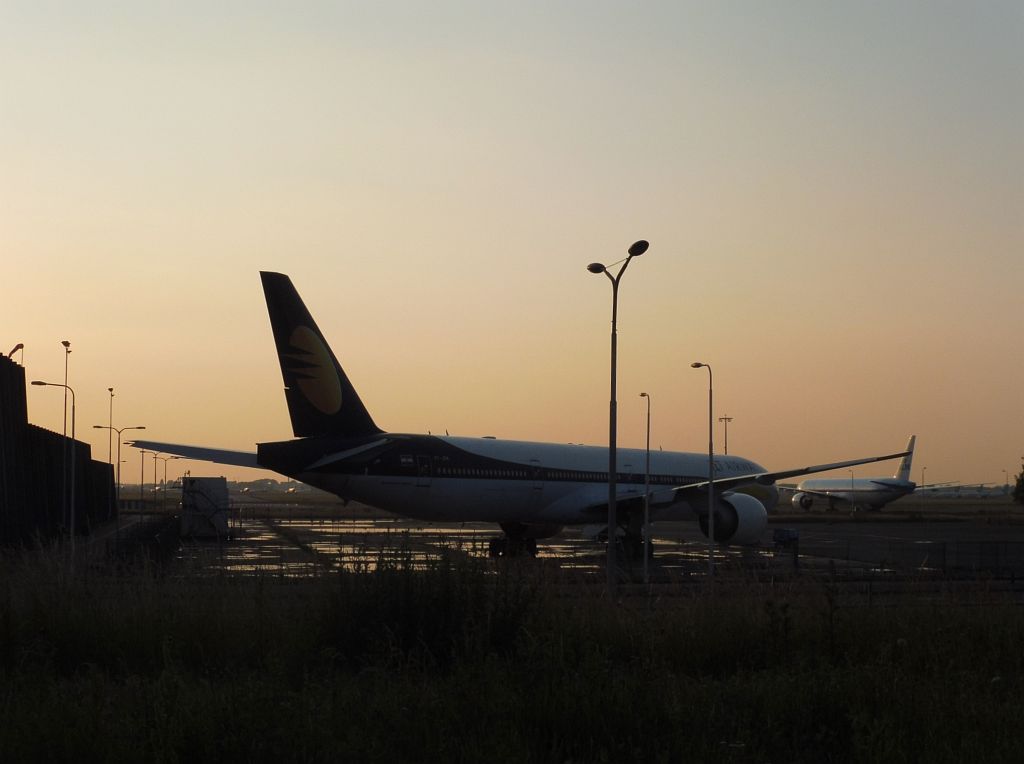 Platform Hanger 10 - VT-JEW Boeing 777-300ER - Amsterdam