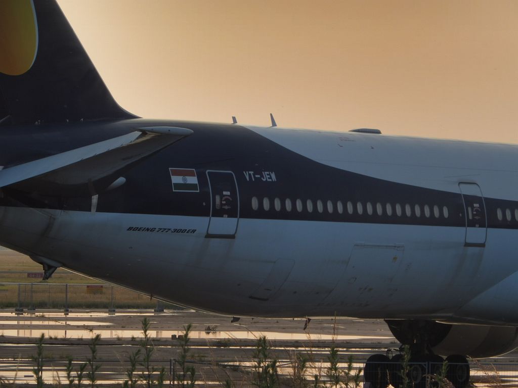 Platform Hanger 10 - VT-JEW Boeing 777-300ER - Amsterdam